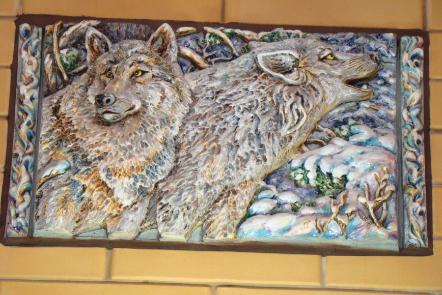 керамическое панно волки